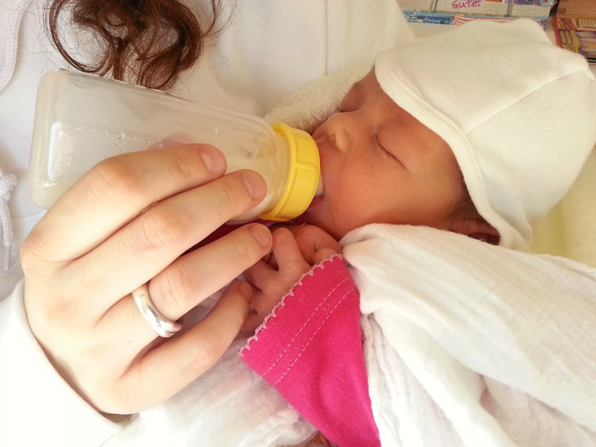 Baby wird mit der Flasche gefüttert.