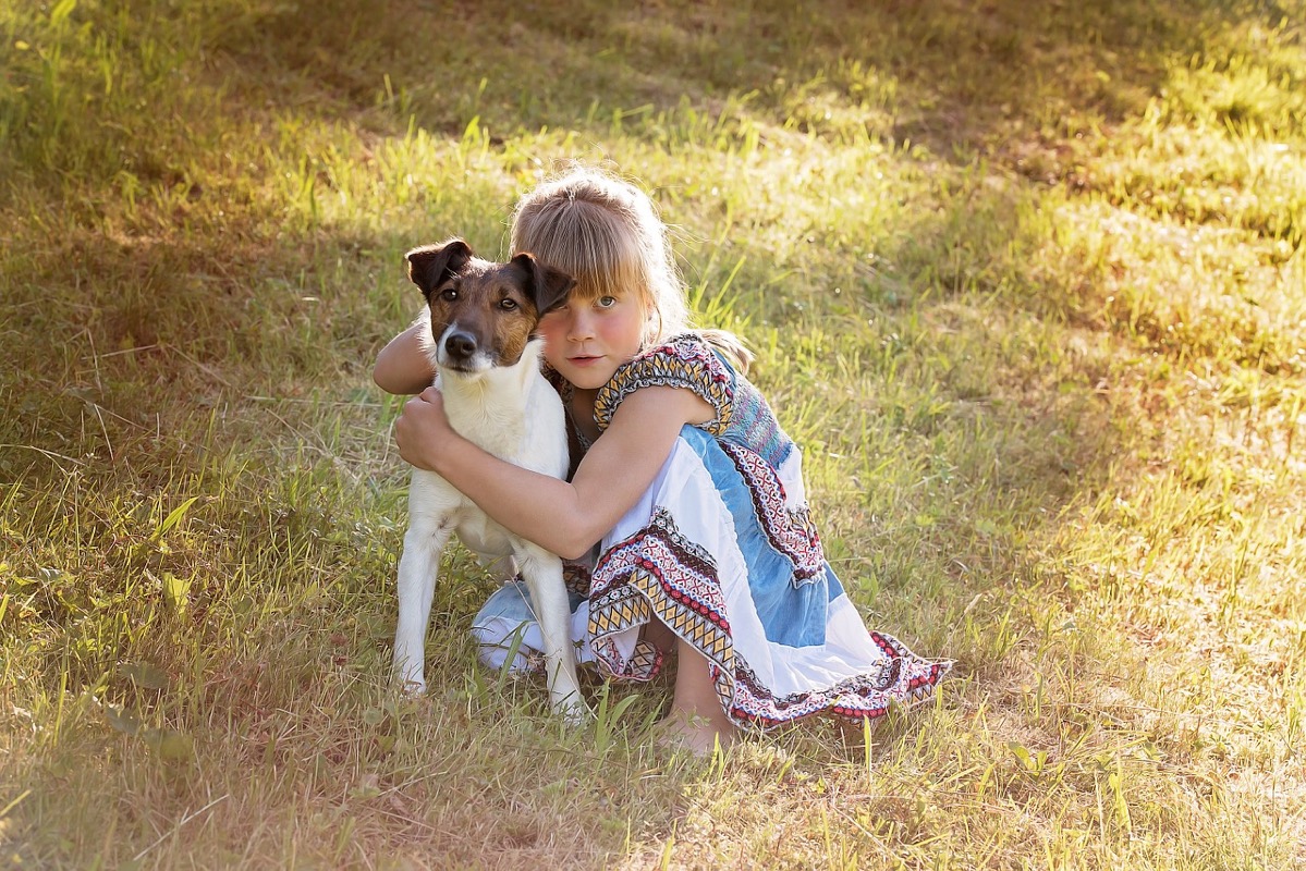Ratgeber, Kinder und Tiere, Mädchen mit Hund