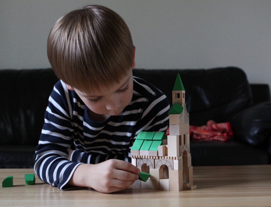 Kirchen und Burgen mit VARIS Toys-Bausteinen bauen.